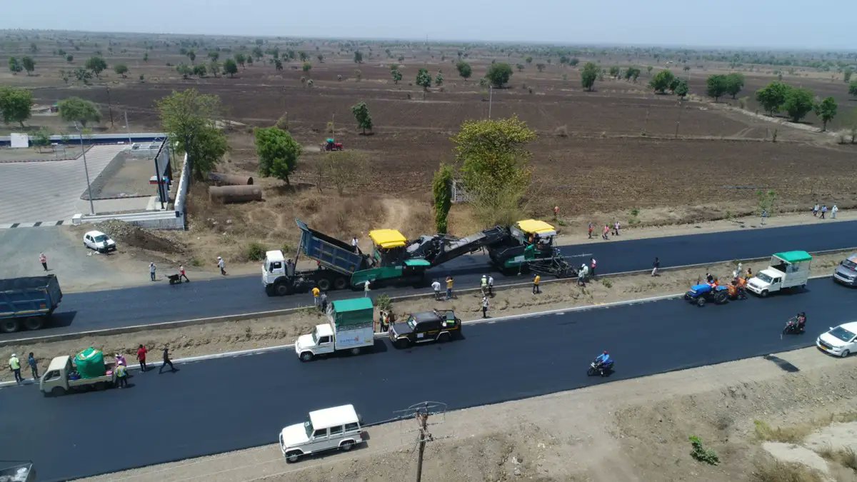 9jasdotcom's tweet photo. @channelstv “If You Really Want to do it, You Do it. There Are No Excuses.” —Bruce Nauman 
👉This is India's NHAI Setting a Guinness World Record For Laying 75 Km Highway In Just 5 Days.  100km= 65miles #NigeriaDecides2023 https://t.co/cKEjZ21y75