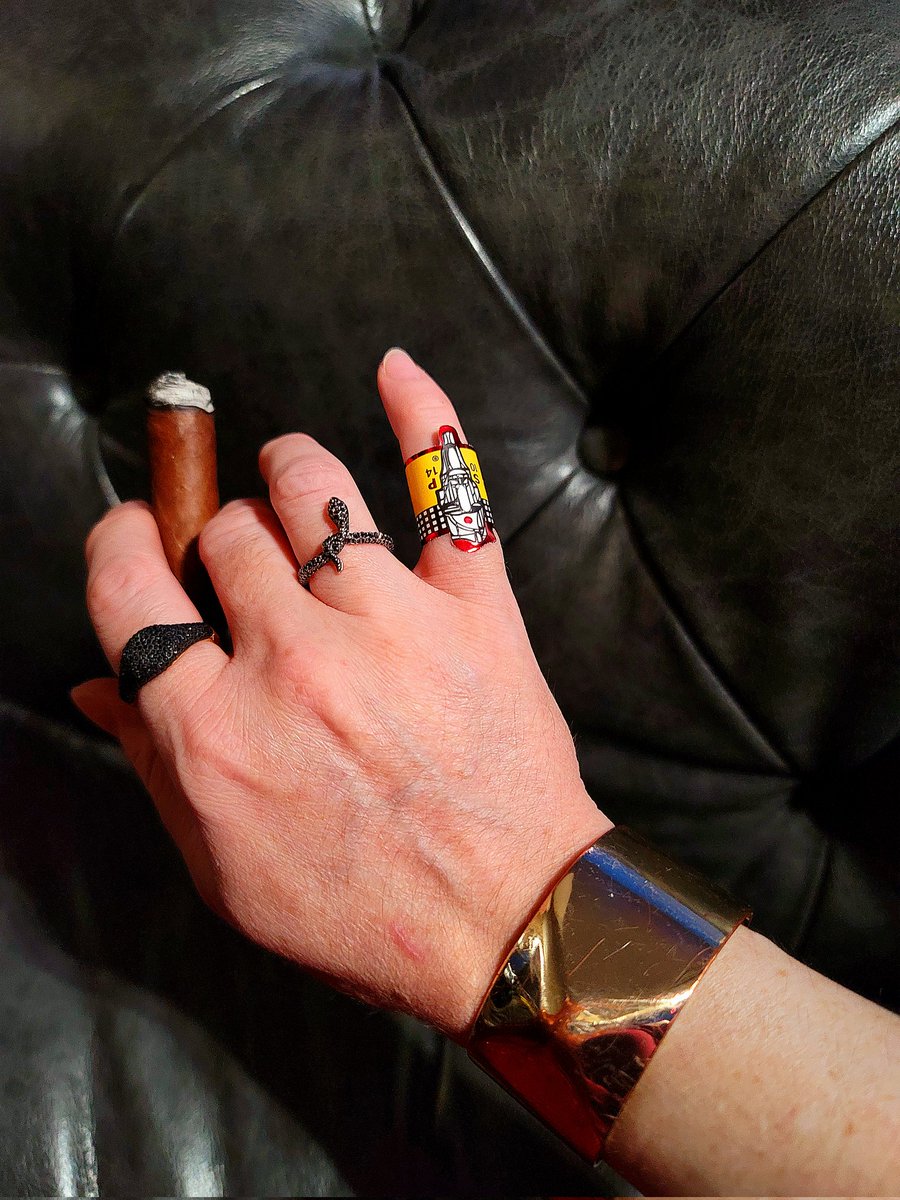 theCigarDiva's tweet photo. Thinking it's time for some new bling, trying to get measurements... it seems my pinky is exactly a size SP1014 lancero. Love it already! π€©
#cigaraccessories #cigarfun #cigardiva #sp1014 #sp1014bysanjpatel #greatcigar #greatcigars #mindsetofexcellence #sparkdelight #cigarwoman https://t.co/vqXHBOFWbS