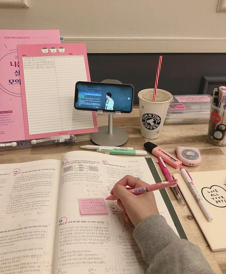 linastudies__'s tweet image. ✨ Algumas dicas de como ter/manter o 𝐟𝐨𝐜𝐨 nos 𝐞𝐬𝐭𝐮𝐝𝐨𝐬. 📚

╚ thread ✼  ҉  

#studytwt | #studytwtbr