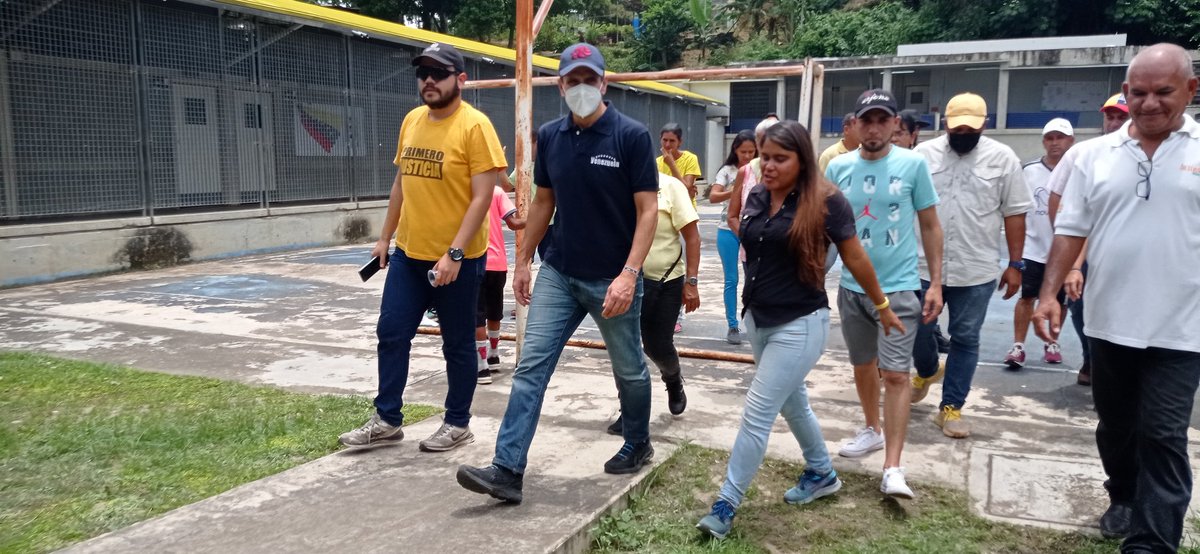 darilisva's tweet photo. Hoy estuvimos acompañando a nuestro líder @hcapriles en un recorrido y celebración para los niños en la comunidad Las Tres Letras en #Charallave #Miranda.
 Pudimos percibir el infinito agradecimiento que le tienen por lo mucho que les ha aportado. 
Seguimos sumando. 
#Julio24 https://t.co/keKra64WQQ