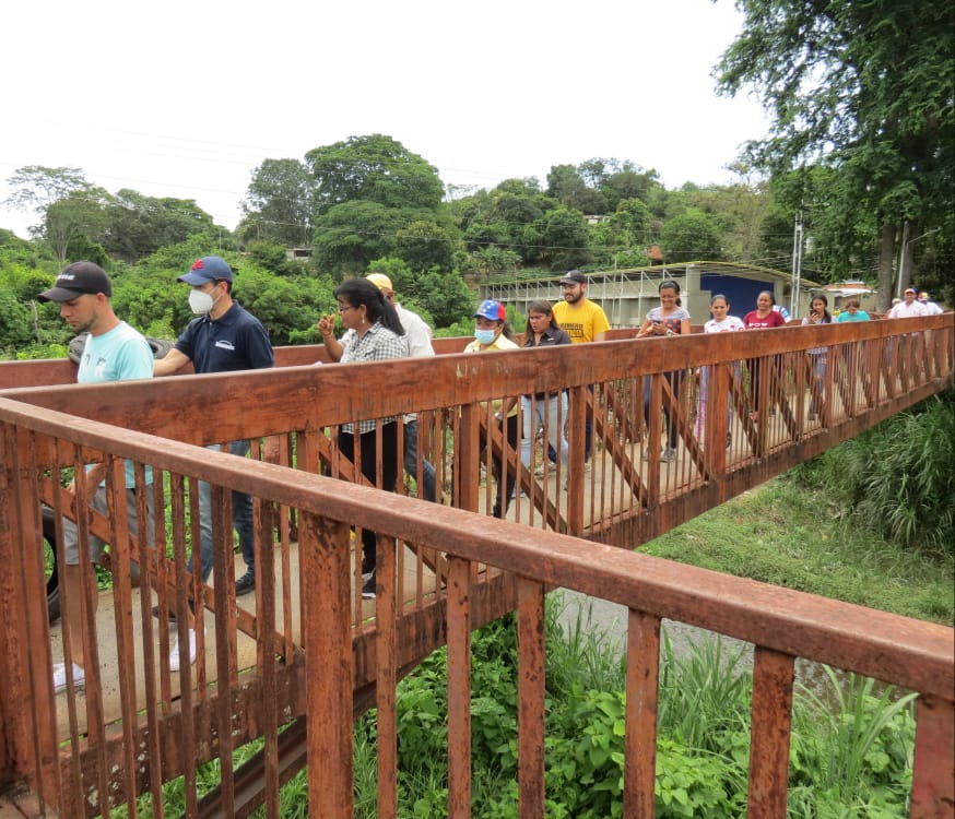 darilisva's tweet photo. Hoy estuvimos acompañando a nuestro líder @hcapriles en un recorrido y celebración para los niños en la comunidad Las Tres Letras en #Charallave #Miranda.
 Pudimos percibir el infinito agradecimiento que le tienen por lo mucho que les ha aportado. 
Seguimos sumando. 
#Julio24 https://t.co/keKra64WQQ