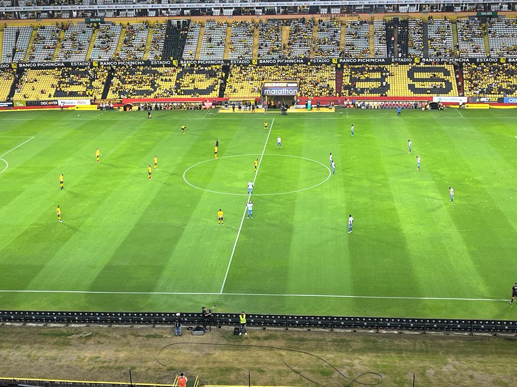 BarcelonaSC's tweet photo. Antes del partido se guardó un minuto de silencio por el sentido fallecimiento de Laurice de Lourdes Antón Iza de Salem, madre de nuestro Vicepresidente @XavierSalem 🙏 https://t.co/18llGXqkX4