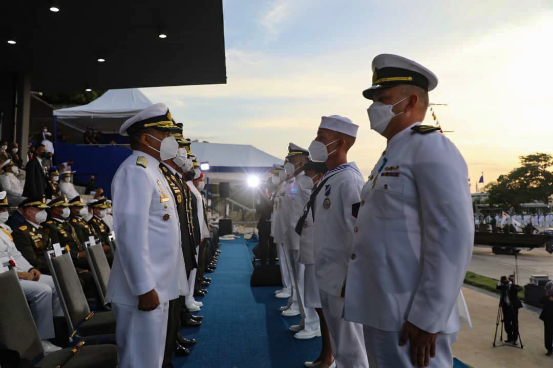 NicolasMaduro's tweet photo. Mi saludo y reconocimiento a todo el Personal Militar de la @ArmadaFANBVzla en su día. 199 años, preparándonos para el Bicentenario de la gran victoria que marcó la historia de una Armada gloriosa, valiente patriota y revolucionaria. ¡Felicidades! ¡Un Abrazo! https://t.co/uHr7eoJaA4