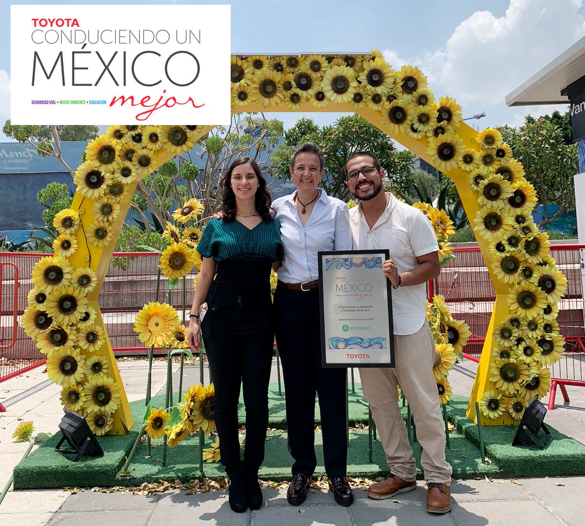 carstylemx's tweet photo. Toyota premió a los ganadores de su programa de Responsabilidad Social “Conduciendo un México Mejor” Las organizaciones ganadoras son #MOVAC #PasoVerde y #VientosCulturales con sus proyectos en #SeguridadVial #MedioAmbiente y #Educación https://t.co/HI7AuS3L98
