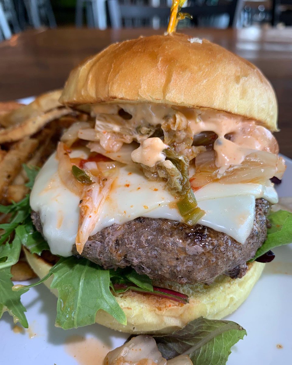 KendalsBites's tweet photo. Hot Mess burger from @SauconyBeer 🍔 🔥 Saucony Lager-infused beef patty topped with scratch made kimchi https://t.co/waetP4DFL2