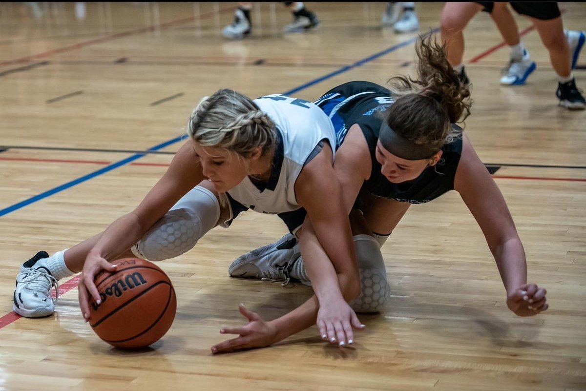 jtpicarella's tweet photo. Last weekend of travel season and had a blast! 
Finished 2-2 at the #Ozarkmountainslamdown
Anna played great and continues to gain experience. 
Back to the gym to get ready for her first #Nerinxhall HS season 
@CoachJimMavs @apicarella2026 
@coachhossola https://t.co/yIfs3xM5AL