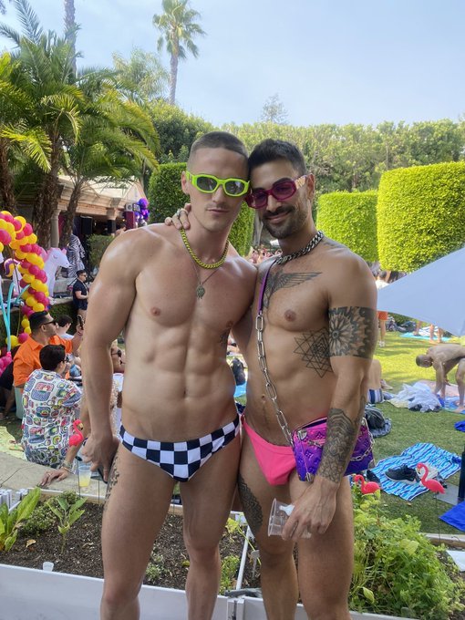 Watch Leo & Max's leaked NSFW photo on TwXstars