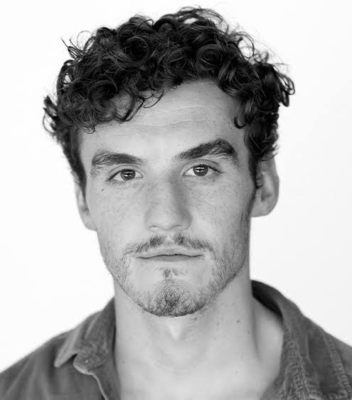 WheelOfTimeBRA's tweet photo. Rafe Judkins rasgou elogios a atuação do ator Dónal Finn como Mat Cauthon na segunda temporada de #TheWheelofTime:

“Dónal Finn, que interpreta Mat na 2ª temporada, é incrível. Eu o vi no set fazendo suas cenas, elas são incríveis e capturam completamente o personagem. (+) https://t.co/VGWcxJ6rY2