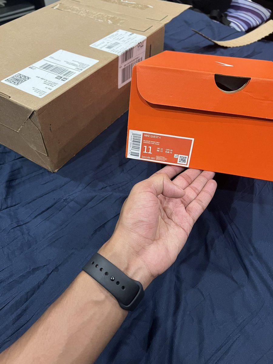 ravin2192's tweet photo. I’m shocked. My AJ1 Travis Low arrived and look what came in the box instead. @nikestore @nikestore @trvisXX @NikeNYC @CactusJackHelp 
Any retweets would be appreciated 😞 https://t.co/zxGx6rnw3h