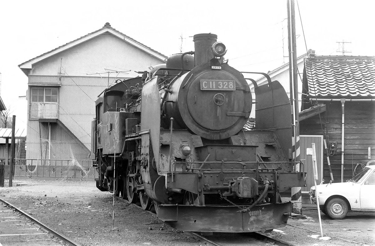since19711's tweet photo. 蒸機時代末期の
1974年 (昭和49年) 1月2日
能登半島旅で七尾機関区を訪れた。

お正月の静まり返った機関区

片隅には火を落とした一両のC11がひっそりと佇んでいる

その姿は、まるで老いさらばえた巨体を休めているかのようであった。

それから程なくして
能登路の線路から煙が消えた。 https://t.co/pYsXOld0rQ