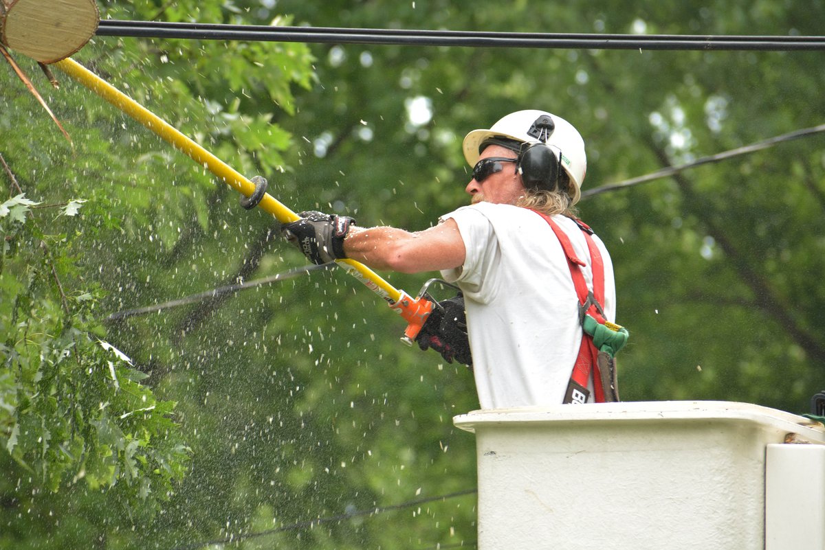 IN_MI_Power's tweet photo. Crews have safely restored power to 18,000 customers after a powerful, widespread weekend storm. They will continue working into the night &amp; tomorrow morning to restore power to those who remain without service. Thank you for your patience. More details: https://t.co/NMdPVYGNgZ https://t.co/8W0z9IzyBN