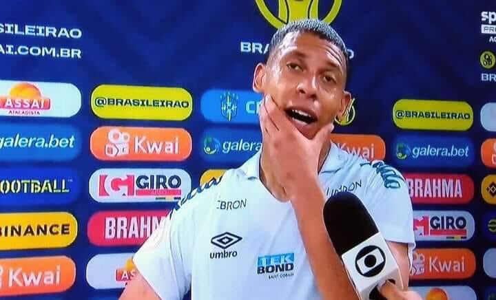 santos_insider's tweet photo. Repórter " O que aconteceu que o Santos não consegue criar e nem finalizar no gol"

Alex " Sei lá,eu sou o zagueiro né" https://t.co/deHe65JTVC
