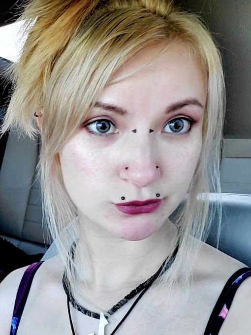 We back to blonde! For the first time since 2017 I think 😂 https://t.co/16v2R3J0YQ