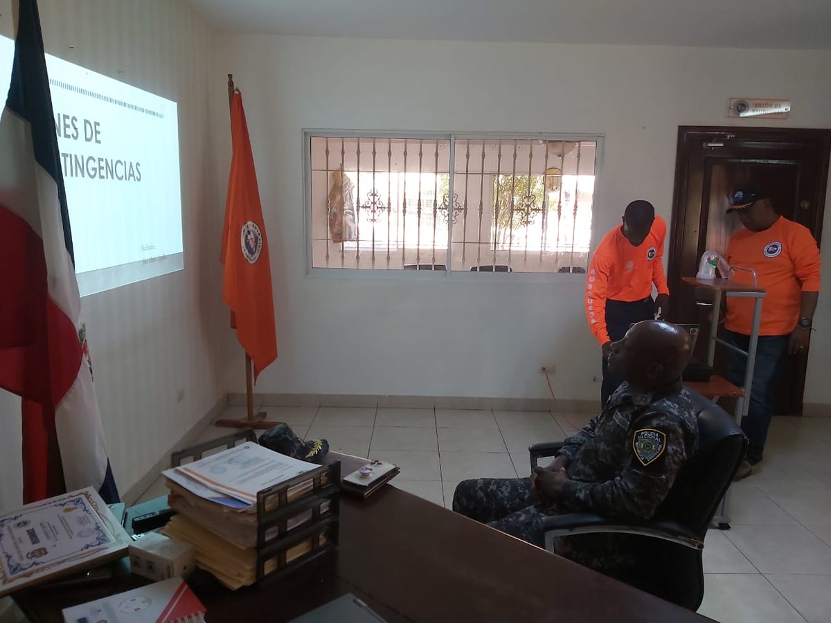 DefensaCivilPSD's tweet photo. La Dirección Regional Ozama defensa civil en cabezada por el director Clemencio Aquino y el sub director José M. Capellán, recibieron una visita de cortesía por el Coronel de la PN. Ornaco de los Santos. 
¡En la defensa civil nacimos par servir! ¿Y tú? https://t.co/uNuETYmT1X