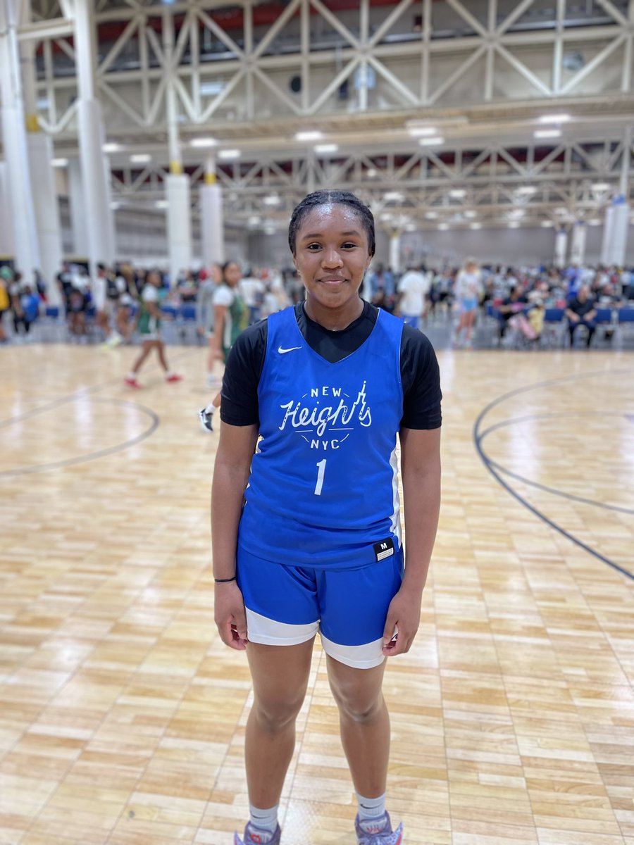 EssenceGirlsBB's tweet photo. ⚜️ Basketball on the Bayou⚜️

⛹️‍♀️ Nila Giraud
🏫 Montclair Immaculate
🎓 2025

📝 At 5’11 this young forward had a HUGE game in the 1st round of bracket play! She finished with 22pts and made every tough shot around the basket! Certainly someone D1’s need to get 👀 on! #Bayou https://t.co/pD4QGiSKqU