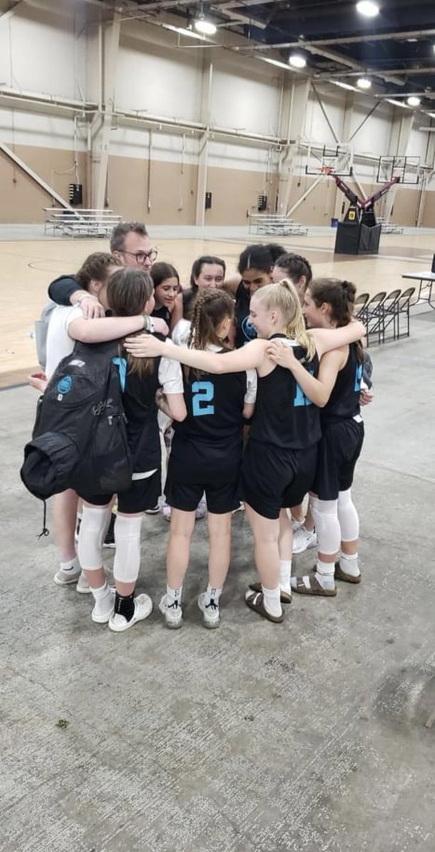 karleighleo's tweet photo. another great AAU season in the books, can’t wait for next year!! 🚀 @kpr20 @Jenna_Sloan12 https://t.co/AUKOXIIaAz