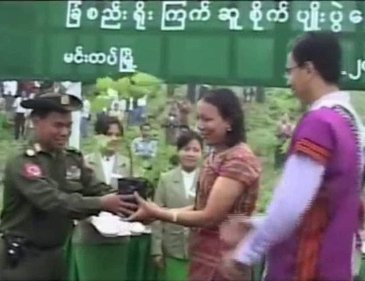 USရောက် မြန်မာတွေဆီက ဒေါ်လာသန်းချီ လိမ်လည်မှုဖြင့်တရားစွဲခံထားရသူ ဤအကောင့်ပိုင်ရှင်ဟာ စကစ က ပြည်သူတွေကိုသတ်ဖို့ လက်နက်ဝယ်ရာမှာလိုအပ်နေတဲ့ဒေါ်လာကိုရှာဖွေပေးနေသူလို့ သံသယရှိခံထားရသူဖြစ်လို့ မြန်မာပြည်သူများအနေဖြင့်ထိုအမျိုးသမီးရဲ့စီးပွားရေးကိုboycott လုပ်ဖို့မေတ္တာရပ်ခံအပ်ပါတယ်