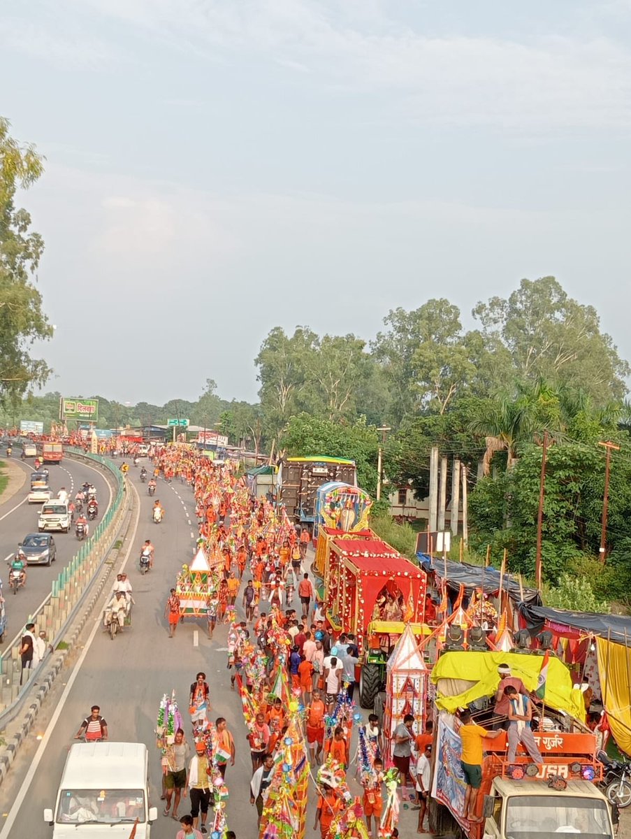 SoldierNationF1's tweet photo. Devotees, devotees and devotees of all age groups, ladies, children. This scene is from road outside our ancestral house in Meerut yesterday.

हर हर महादेव 🙏🙏 https://t.co/vespOEIsir