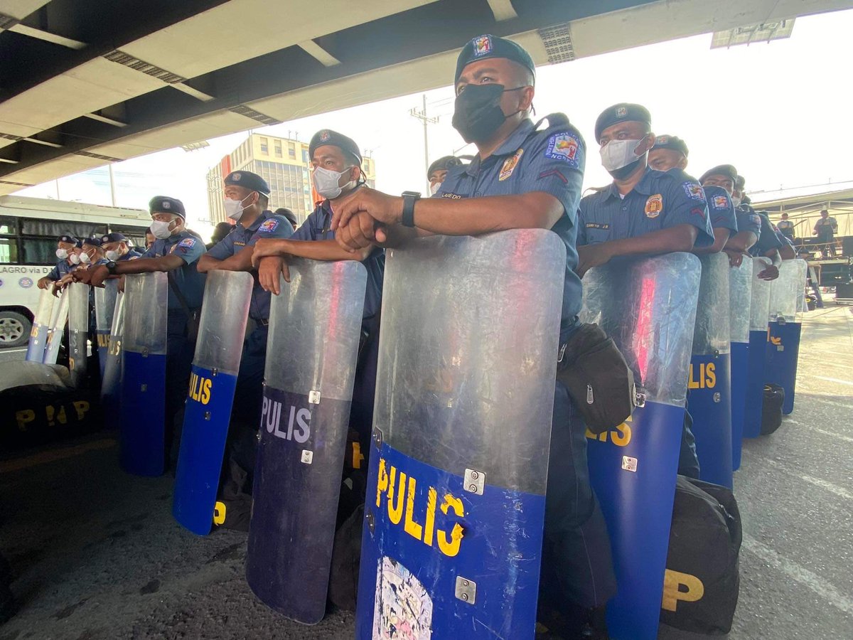 3rdAnnePeralta's tweet photo. Security forces were already deployed along Tandang Sora, QC. 

Progressive groups were allowed to conduct their march and assembly from the Elliptical Road up to the corner of Tandang Sora @sunstaronline https://t.co/s5YvQkU3YJ