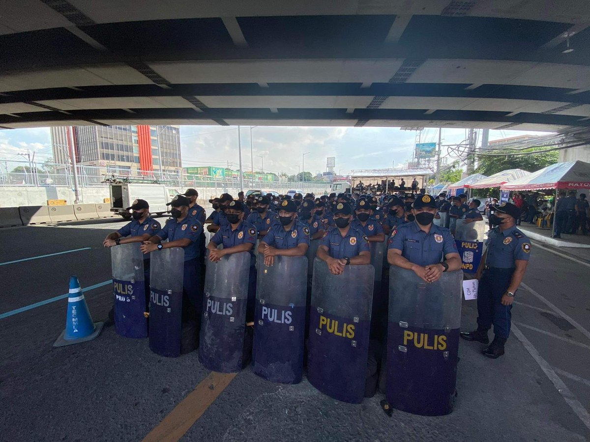 3rdAnnePeralta's tweet photo. Security forces were already deployed along Tandang Sora, QC. 

Progressive groups were allowed to conduct their march and assembly from the Elliptical Road up to the corner of Tandang Sora @sunstaronline https://t.co/s5YvQkU3YJ