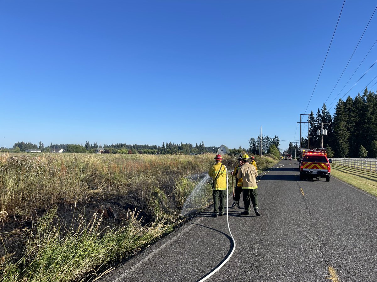 C_C_F_R's tweet image. Engine 26 (Dollar’s Corner), Engine 22 (Charter Oak), and BC21 on scene of multiple small brush fires in the ditch, NE 92nd Ave between NE 179th St &amp;amp; 159th St.  Please keep clear of area.  #CCFR #YourFireDepartment #emslevy