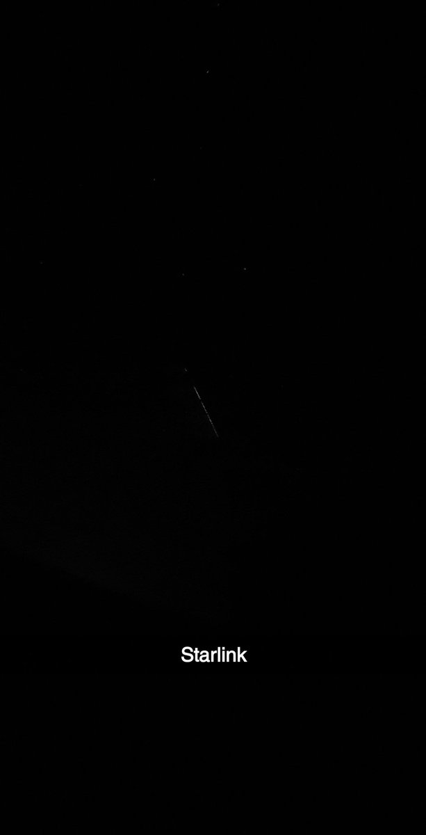 Allah belamı versinki köyümüzün üzerinden geçti. Yeşil 1.50 boylarında uzaylılar dünyamızı dıj guclerlen istila ediyorlar diye çagırdılar bi an bi panikledik  sonrasında zararsız olduğuna kanaat getirdik (köycek). Starlink uydusuymuş bunlar ne gerek var Türksat yok mu zaten ?