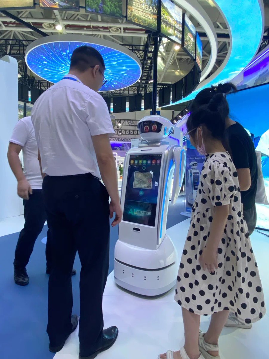 JerryWa65429814's tweet image. iBen Robot was invited to participate in the 5th Digital China Summit #ibenrobot #robotics #servicerobot #disinfectionrobot #AI #summit