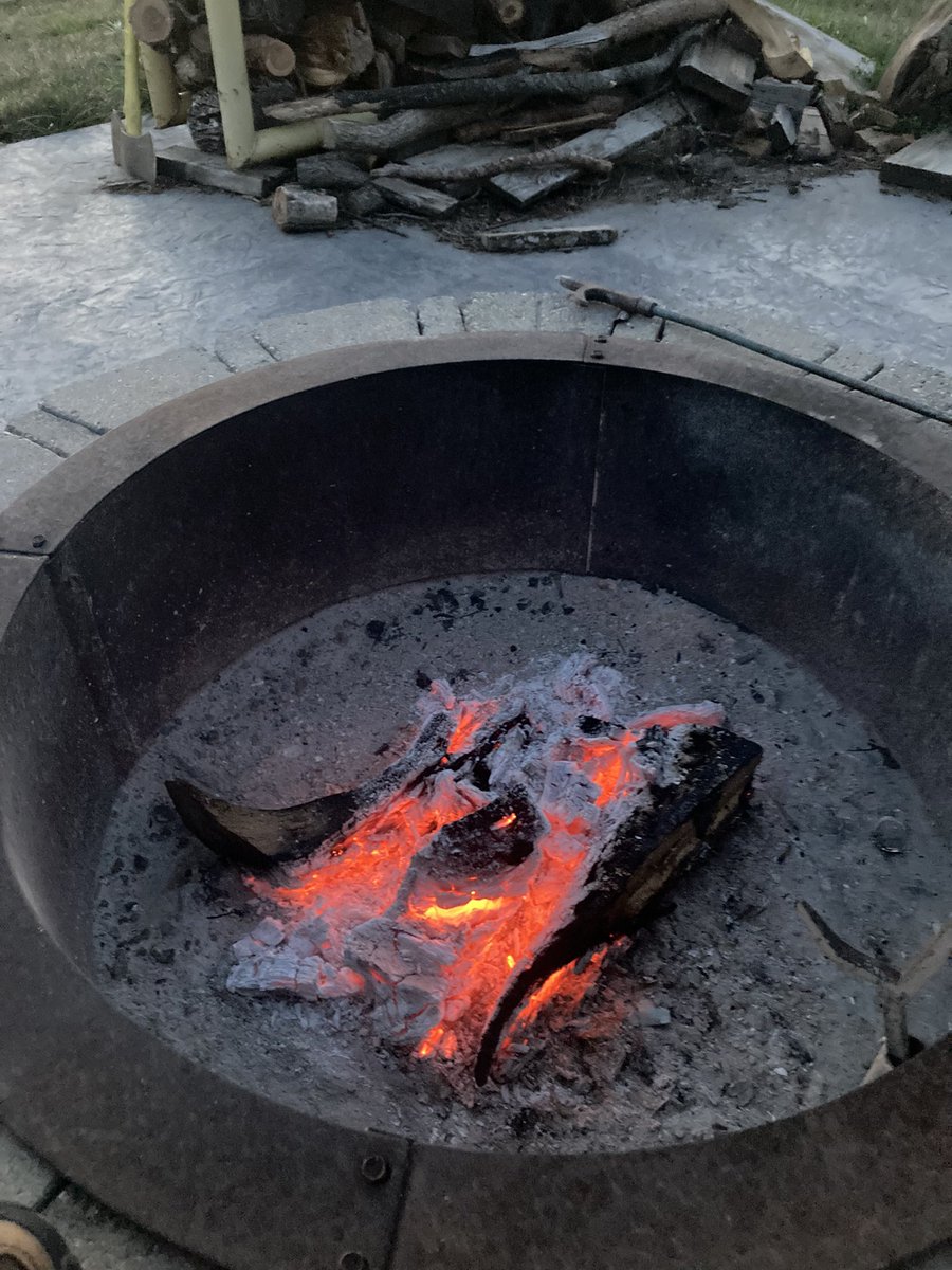 RandyMiller89's tweet photo. @Shannon_Latham Always time for a fire on a Sunday night https://t.co/PPNU3tMrKd