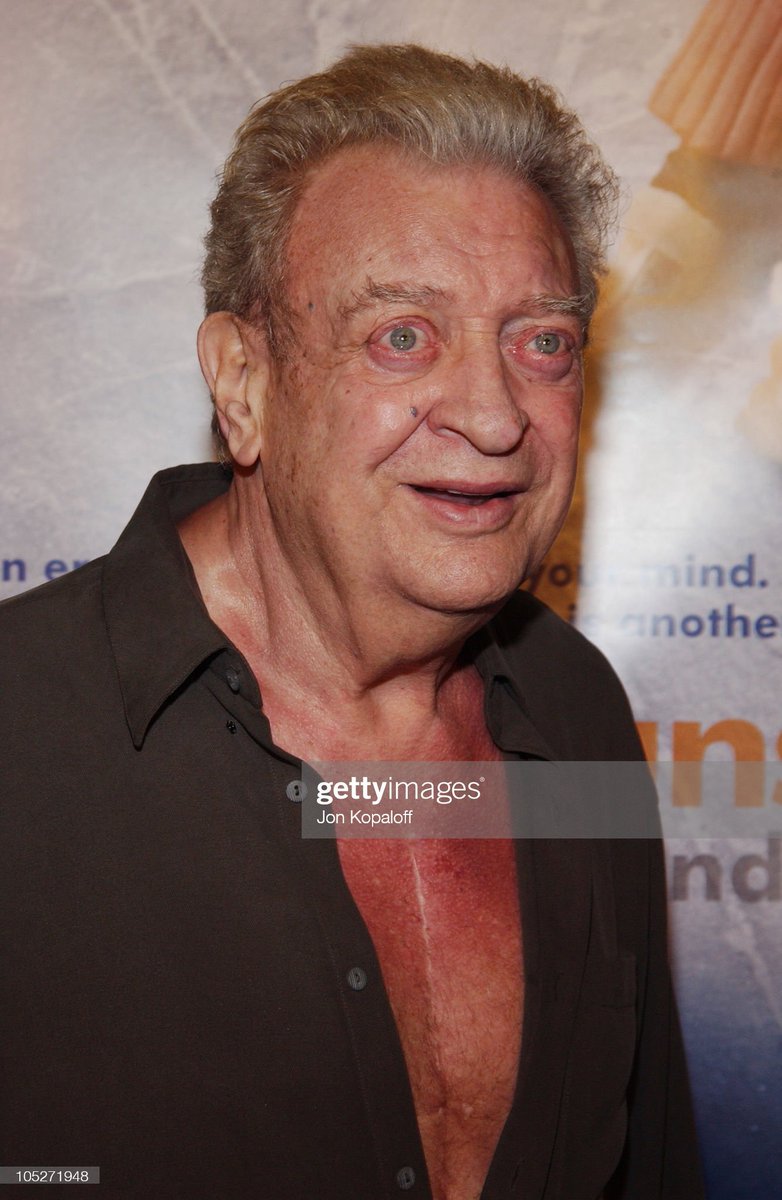 JoannaNewSum41's tweet photo. it's giving rodney dangerfield at the eternal sunshine of the spotless mind premiere https://t.co/kUMWSJraqO