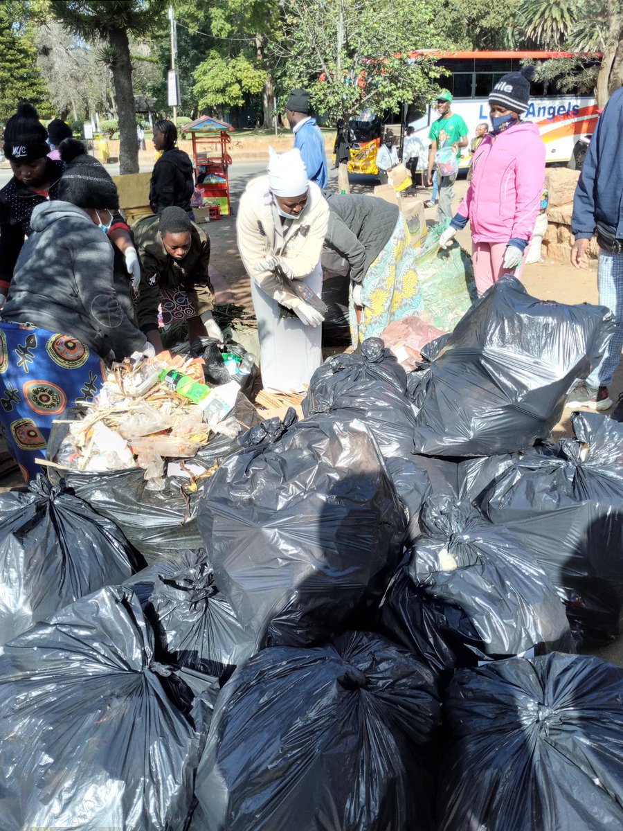 hut_green's tweet photo. #Cleanup Friday @CityofBulawayo Centenary Park. Vendors and bus conductors along Gwanda road also participating @ShokoTonderai @ebztrust @WasteMoneyZW @DeltaBOOSTCUT @csrnetworkzw @GreenImpactt @zimsunshine @SkyzMetroFM @skhumoyoward17 @CLEANUPKENYADAY https://t.co/R6qG6uYtoh