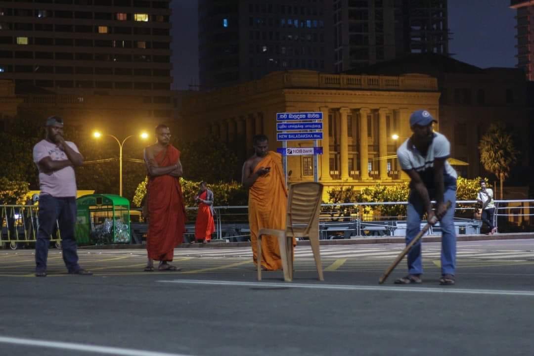 tamil_butterfly's tweet photo. The pranks of our country's youth never decrease
#GotaGoGama #NotMyPresident PresidentRanilWickremesinghe #BRAKINGNEWS #Petrol #stateofemergency #SayNo2Ranil #GoHomeRania #PresidentialElections2022 #GoHome225 #GoHomeGota #aragalaya #lka #අරගලයටජය #SriLankaCrisis https://t.co/NTN8bcRhGn