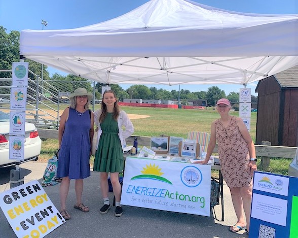 ActGreenMA's tweet photo. Scenes from https://t.co/J0q4bn4T7e at the Acton Boxborough Farmers Market today! HOT♨️day but many AB &amp; area folks came by 2 learn &amp; share climate actions☀️🌎🔌✅they took/plan to do to reduce their carbon footprint. Energize Acton+! 
#EnergizeActon #ABFarmersMarket #ActonMA https://t.co/lZjrzdi20C