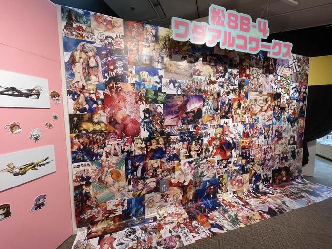ワダアルコ展来たぞい!画集重いっていうからデカいリュックで みこーんのタイムラプスなるほどなあって眺めてた デカい絵はいいね! 余が可愛すぎた余… 