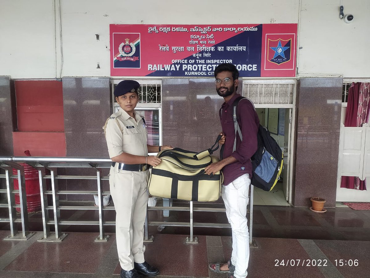 rpfscr's tweet photo. On 24.07.2022, #RPF #KurnoolTown retrieved one leftover bag from Train No. 17023 Exp. Caused enquiries and handed over to its rightful owner. #OperationAmanat #SentinelsOnRail.
@RPF_INDIA @RailMinIndia @SCRailwayIndia @RailMadad @RailwaySeva @rpfscrhyb https://t.co/luQtFrgjRL