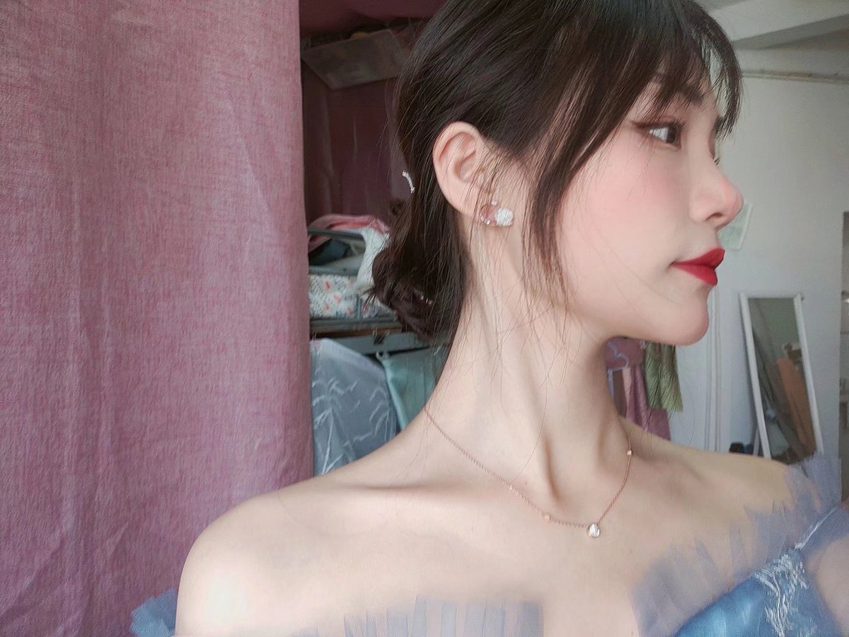 slqn777's tweet photo. 和姐妹的主持人妆照，美美哒 https://t.co/ucQpSw2lCT