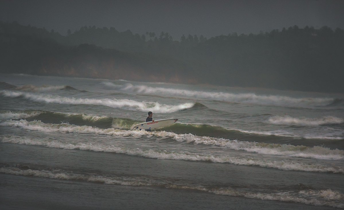 S_MorningLight's tweet photo. RAIN OR SHINE #2
A #surfer braves the southwest #monsoon, at #Weligama Bay. May 2022. More@ https://t.co/6sWXDSAi8t
#travelphotography #beachholiday #beachesofsrilanka #bestbeaches #destination_SriLanka #IndianOcean #seascape #sosrilanka #srilanka #srilankanholiday #surfsrilanka https://t.co/PYV5KDt5TB