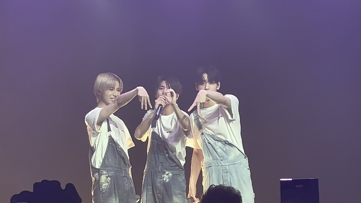 vantesabyss's tweet photo. MOA 😭😭😭 #TXTinLA @TXT_members https://t.co/zhnRyVZYF0