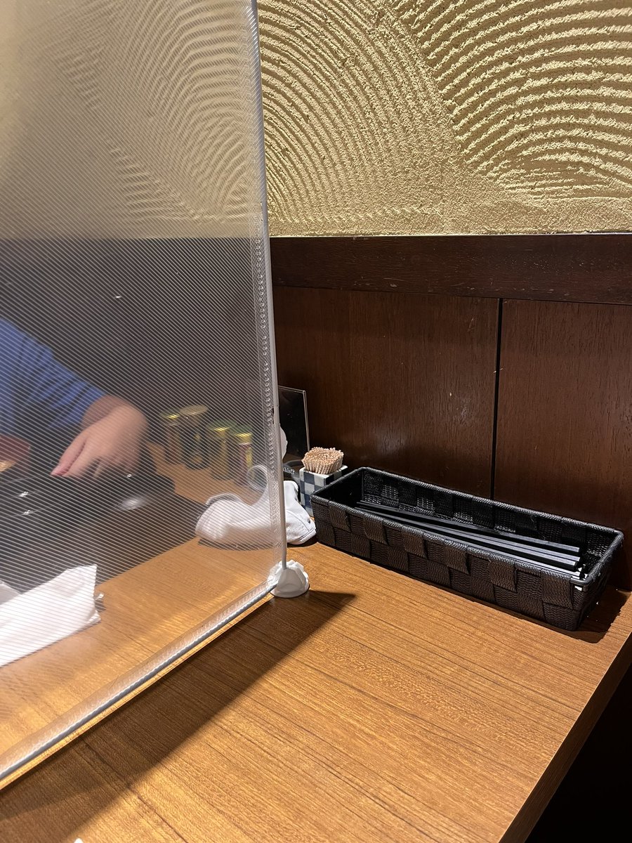 syasukawa's tweet photo. 未だに家族でも衝立取るの禁止の店があるとは、、、超安心

ただしお箸には飛沫飛び放題。取り放題 https://t.co/q4xbv7dy2j