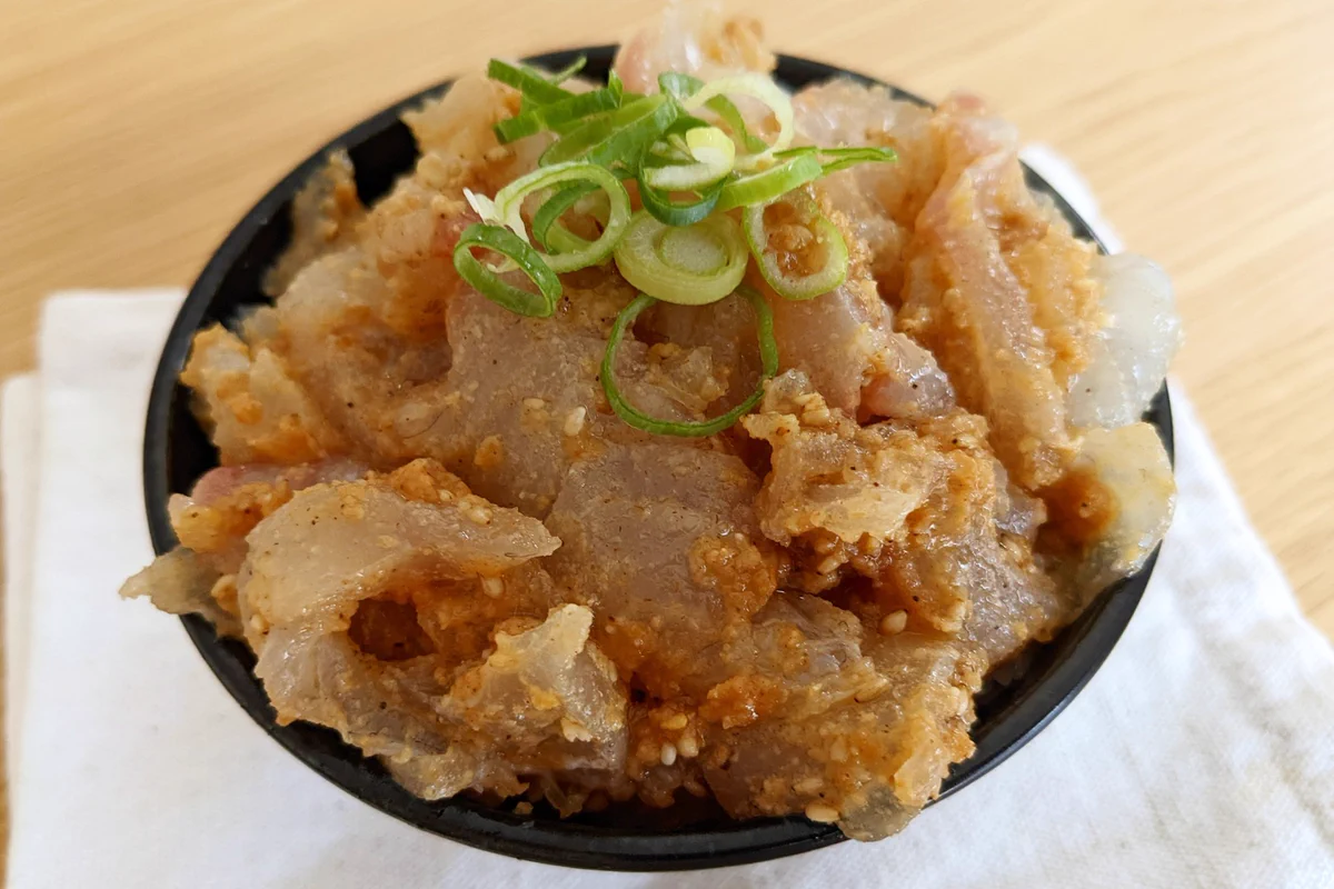 鯛のみでおつまみにも最高です！箸が止まらない「鯛のごま味噌漬け丼」