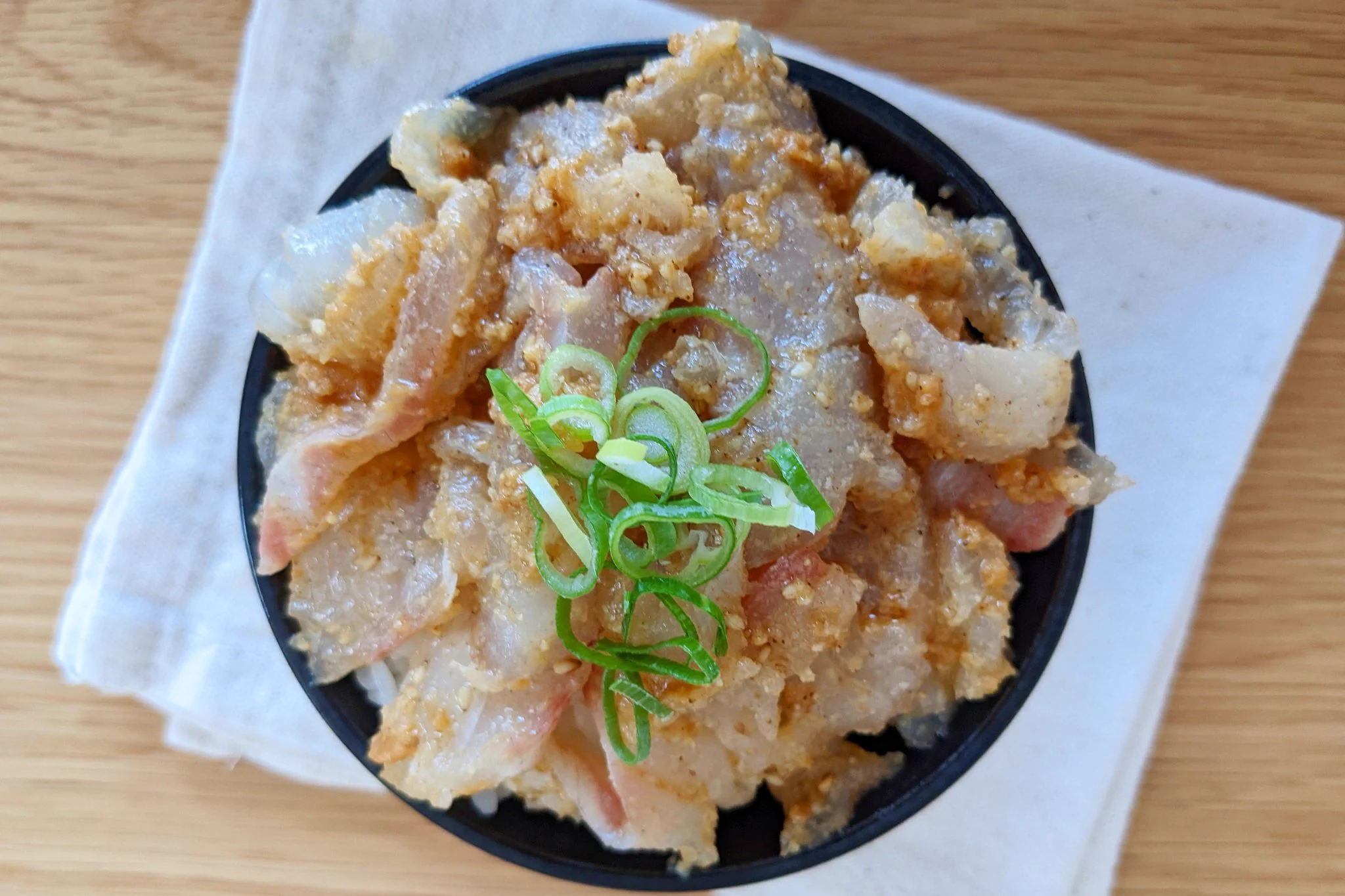 鯛のみでおつまみにも最高です！箸が止まらない「鯛のごま味噌漬け丼」