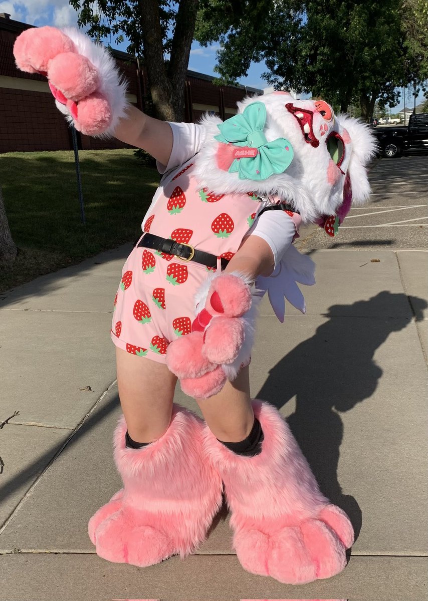 KattWhiskerz's tweet photo. I brought Ashe to her first furmeet and met a ton of awesome people. I really enjoyed meeting everyone!! 💕💕

📸 @BlueFlameJack 
🪡 @alecrimcarmim 
#furry #fursuit #fursuiter https://t.co/Dxd6NpGpVM