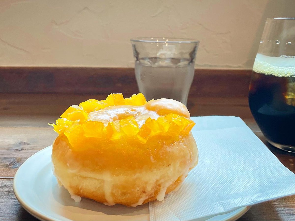 amefurihyades's tweet photo. SNSでよく見かけるNew Openのお店🤭
予想外にいい感じだった!!🙌
今は終売のAMANATSUドーナツ、夏にぴったり✨
コーヒーとも相性バッチリ✨
そして映える✨✨😂
#bumpcoffee https://t.co/YlWLavfzOw