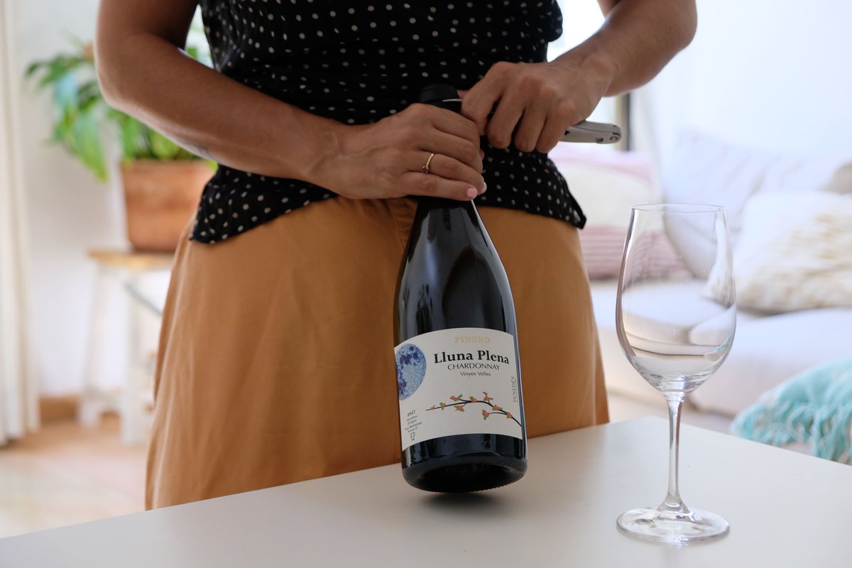 pinordwinery (@pinordwinery) on Twitter photo 💯 Som dels que ens embarquem en cada nova aventura i som dels que vivim 100% com sentim. Per això el nostre Lluna Plena és un 100% Chardonnay i 100% sorprenent. Fresc, profund, diferent i captivador. Un vinasso que parla de tu, sense paraules.🥇 Or - Premis <a href="/Tastavins1965/">Tastavins Penedès</a> 💯 Som dels que ens embarquem en cada nova aventura i som dels que vivim 100% com sentim. Per això el nostre Lluna Plena és un 100% Chardonnay i 100% sorprenent. Fresc, profund, diferent i captivador. Un vinasso que parla de tu, sense paraules.🥇 Or - Premis <a href="/Tastavins1965/">Tastavins Penedès</a>