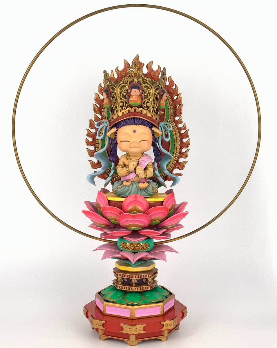 ねこ大日如来完成しました。質素な衣装の如来さまの中にあり豪華絢爛な