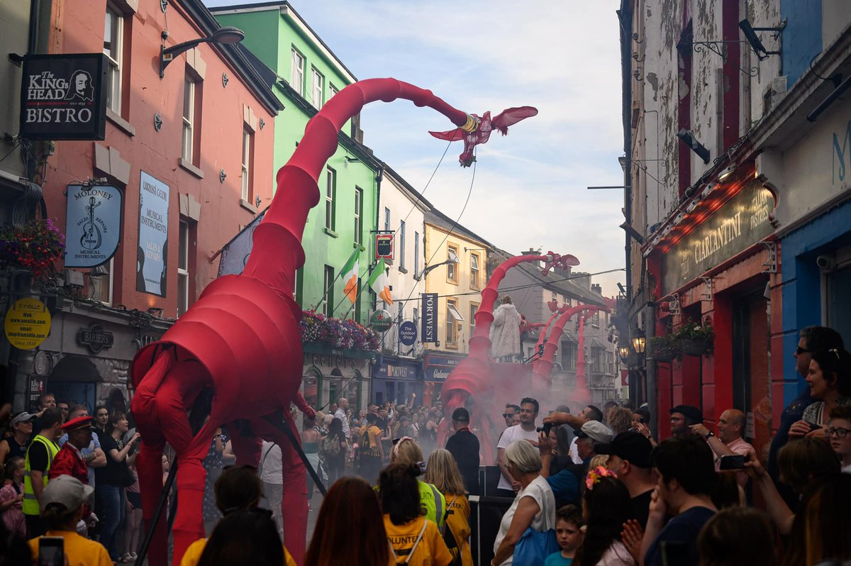 uniofgalway's tweet photo. We'd like to say a huge thank you to @Galwayintarts for bringing yet another spectacular line-up of world class acts to the West of Ireland. 

We're very proud to be Education Partner of this organisation that is so integral to the cultural fabric of our beautiful city. 🙌🏼 https://t.co/zEVLgrD2Dz