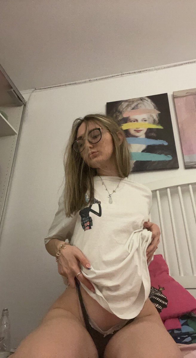 Na ihr dreckigen loser! Ich bin mal wieder
melkgeil! Ich möchte euch dermaßen
zerstören dass ihr nichtmehr wisst wo
oben und unten ist😈
Wer nicht mit Geld dienen kann, der
macht es mir likes&amp;rt #zahlsklave
#geldherrin #findom #moneydom
#goddess #zahlhure