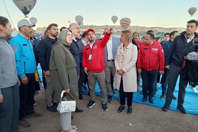 PashaBalloons's tweet photo. Sayın Bakanımız @akaraismailoglu’nu bu yıl 3.sü düzenlenen Kapadokya Balonfest’22 de ağırlamaktan onur duyduk. Sayın Bakanımız Adil Karaismailoğlu’nu üretim süreçlerimiz hakkında bilgilendirmekten ülkemizde üretilen balonumuz ile uçuşunu gerçekleştirmekten mutluluk duyduk. https://t.co/CVZeN8mm51