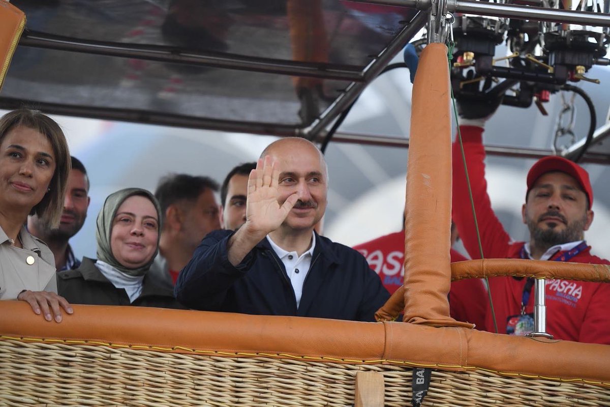 Sayın Bakanımız <a href="/akaraismailoglu/">Adil Karaismailoğlu</a>’nu bu yıl 3.sü düzenlenen Kapadokya Balonfest’22 de ağırlamaktan onur duyduk. Sayın Bakanımız Adil Karaismailoğlu’nu üretim süreçlerimiz hakkında bilgilendirmekten ülkemizde üretilen balonumuz ile uçuşunu gerçekleştirmekten mutluluk duyduk.