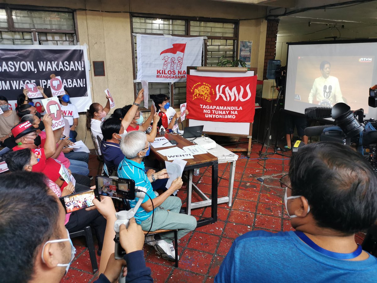 ABSCBNNews's tweet photo. President Ferdinand Marcos Jr. gets boos from activists during a viewing activity at the Kilusang Mayo Uno office when he mentioned fiscal reforms, economic zones, and taxes in his #SONA2022 speech. Crowd said "bayad ka munang tax mo". | via @adrianayalin https://t.co/p1pmmNcou6