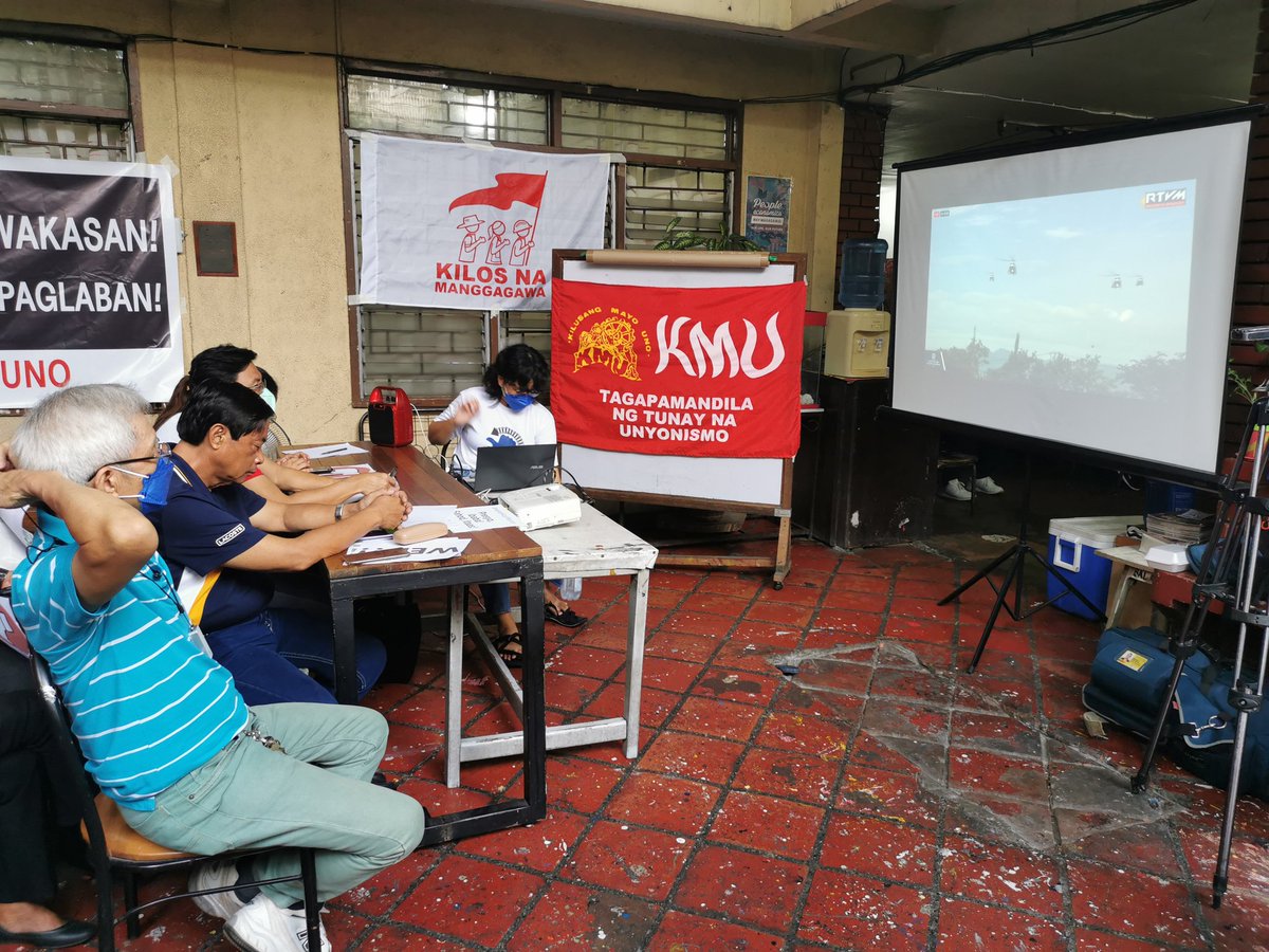 ABSCBNNews's tweet photo. President Ferdinand Marcos Jr. gets boos from activists during a viewing activity at the Kilusang Mayo Uno office when he mentioned fiscal reforms, economic zones, and taxes in his #SONA2022 speech. Crowd said "bayad ka munang tax mo". | via @adrianayalin https://t.co/p1pmmNcou6